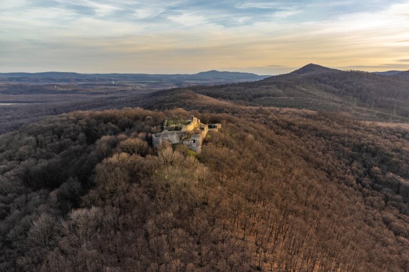 A Drégelyvár hátterében a Kámor és a Naszály