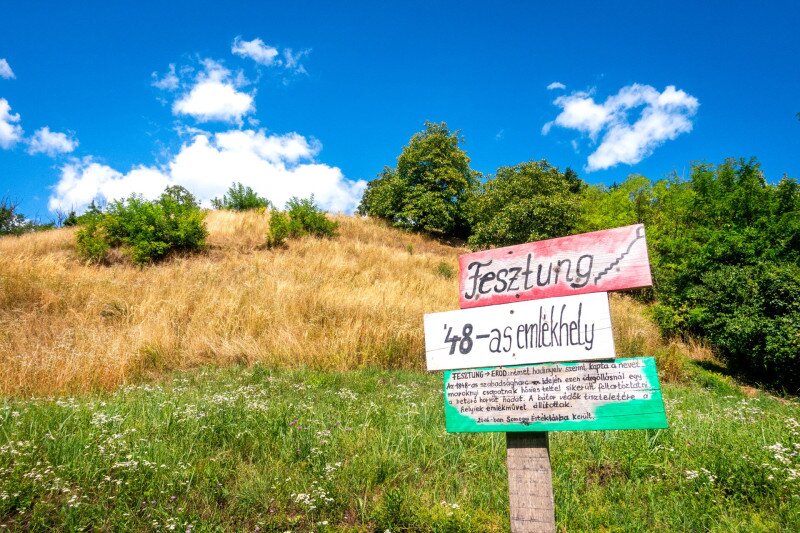 A Fesztung emlékhelyet jelző tábla a Szentmihály-hegynél