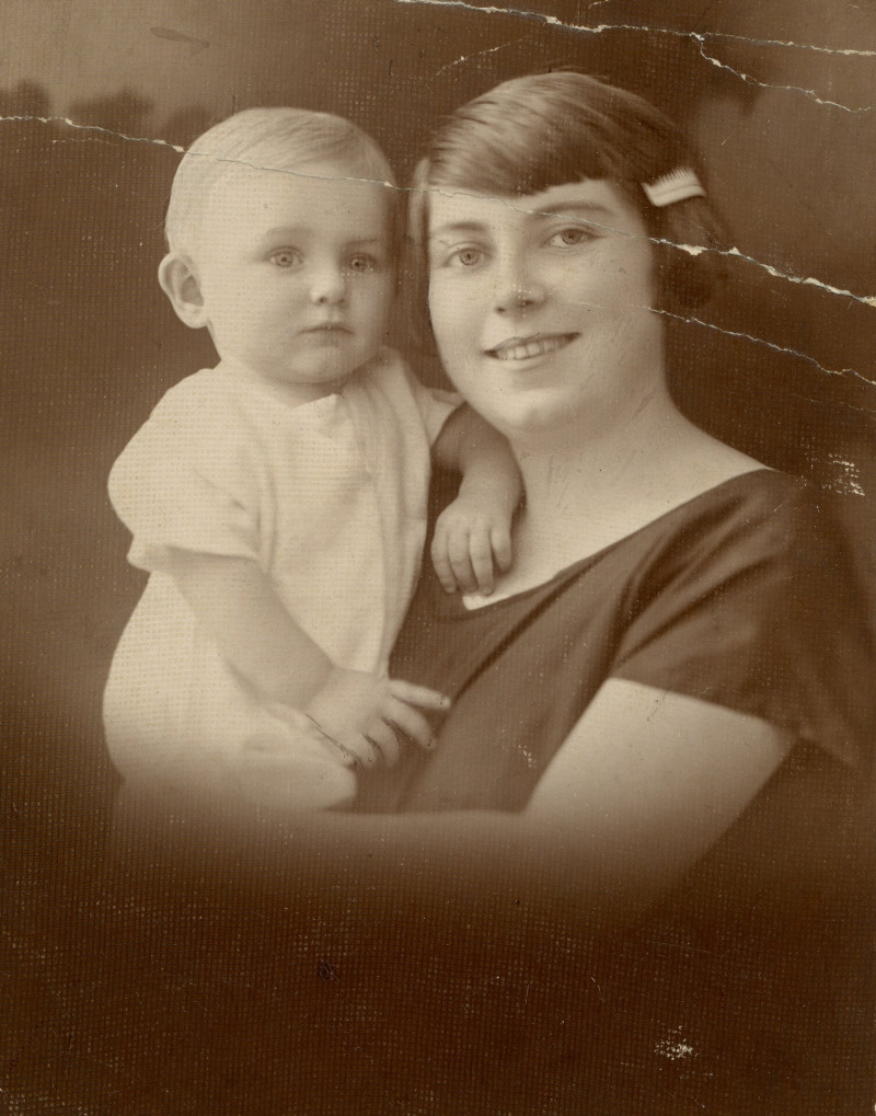 A gyermek Thuróczy Lajos és édesanyja