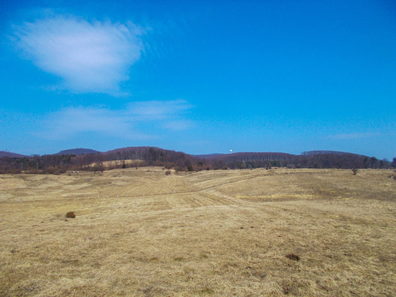 agymező lenyűgöző panorámája, a látóhatár szélén a Felső-Borovnyák radarja