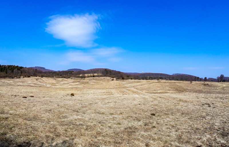 agymező lenyűgöző panorámája, a látóhatár szélén a Felső-Borovnyák radarja
