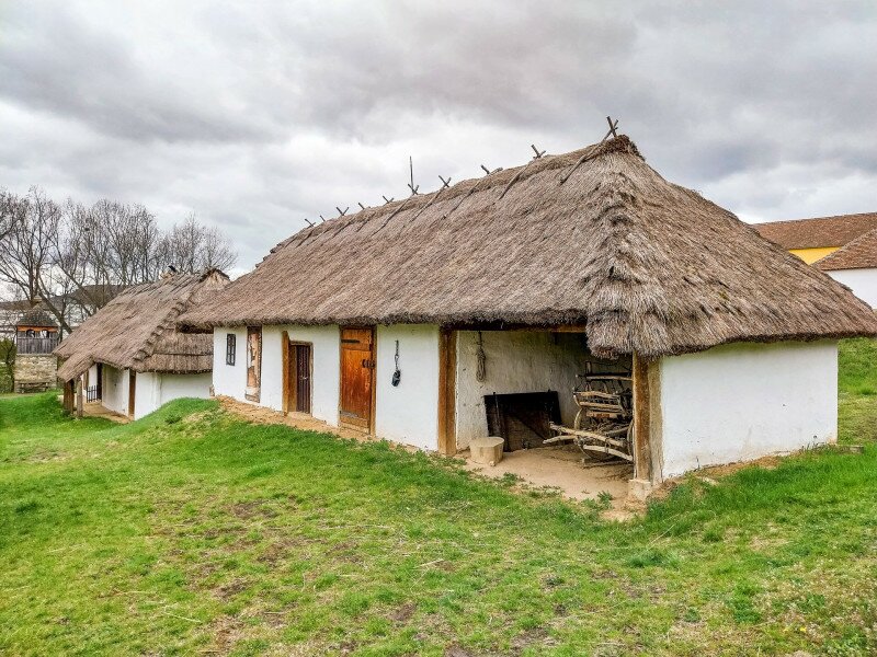 A hagyományos palóc-barkó építészeti stílusjegyeket magán hordozó kontyos előtetős házak Domaházán