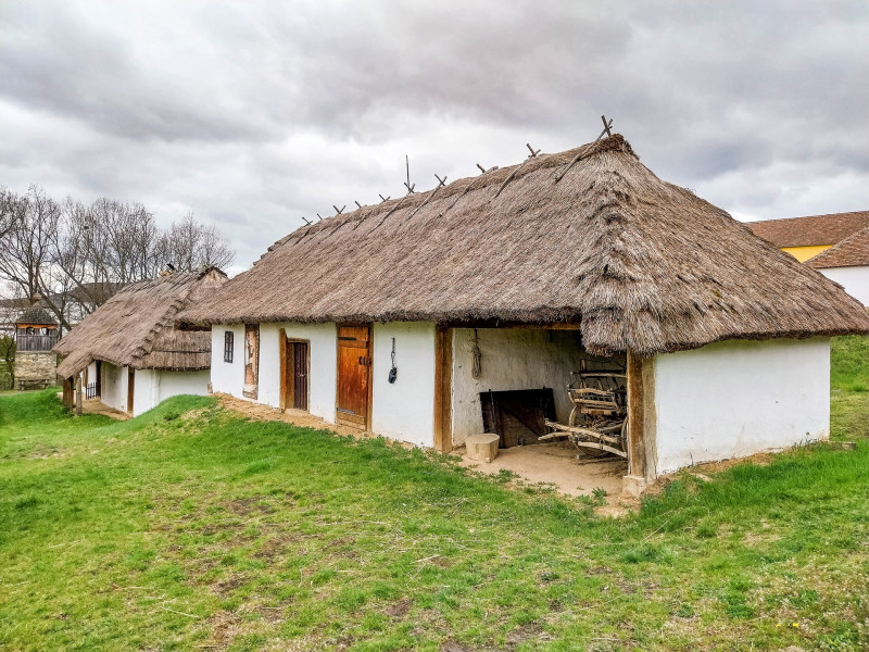 A hagyományos palóc-barkó építészeti stílusjegyeket magán hordozó kontyos előtetős házak Domaházán