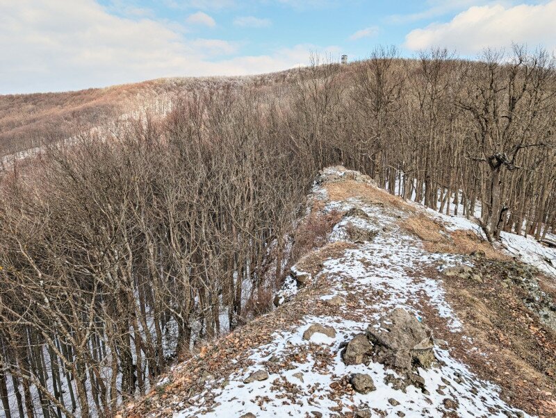  A Haramia-lyuk és a háttérben a Csóványos csúcsa és kilátója
