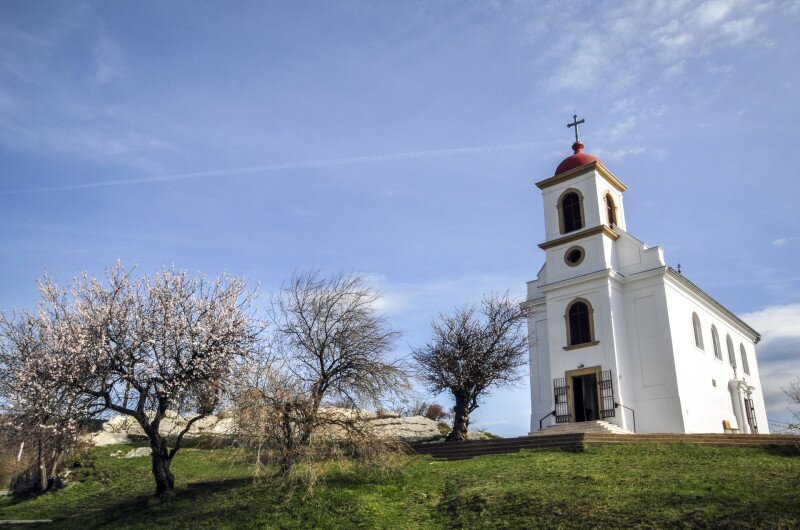 A Havi-hegy kápolnáját egy sétány öleli körül, ahonnan a pécsi panorámában lehet gyönyörködni