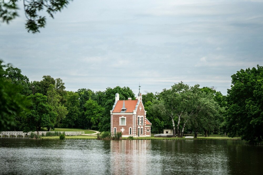 A Hollandi-ház a dégi Festetics-kastély parkjában