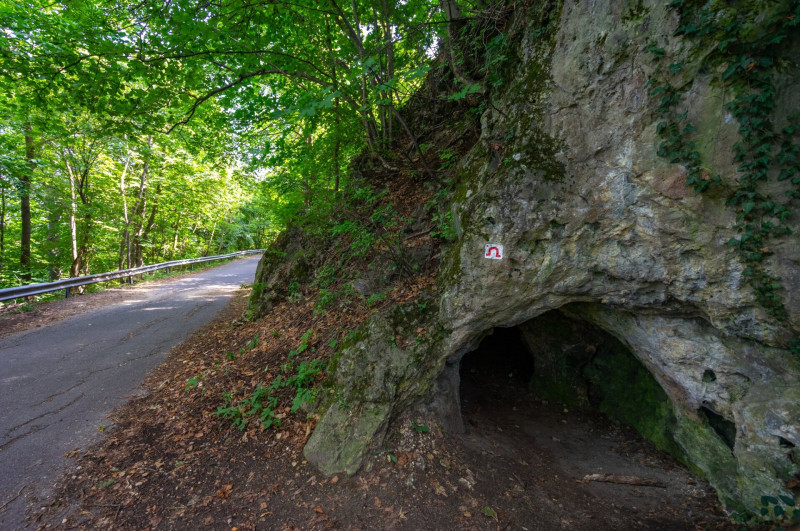 A János-hegyi-átjáróbarlang alsó bejárata