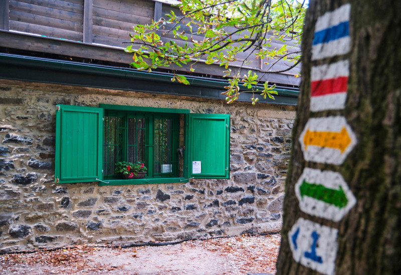 A Kaán Károly kulcsosház és turistajelzések