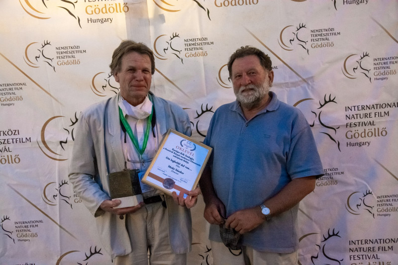 A Kék Szalag díjas film rendezője, Mohi Sándor és a díjat átadó Gyenes Károly