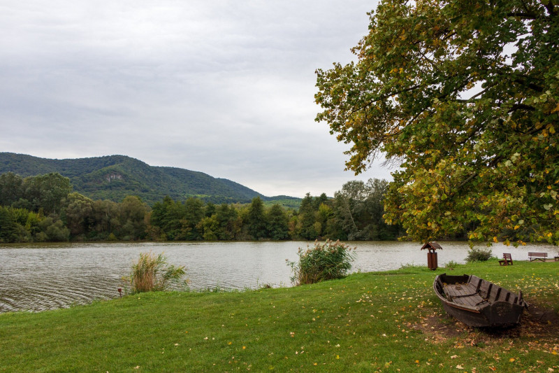 A Kerek-tó, háttérben a Dobogó sziklája