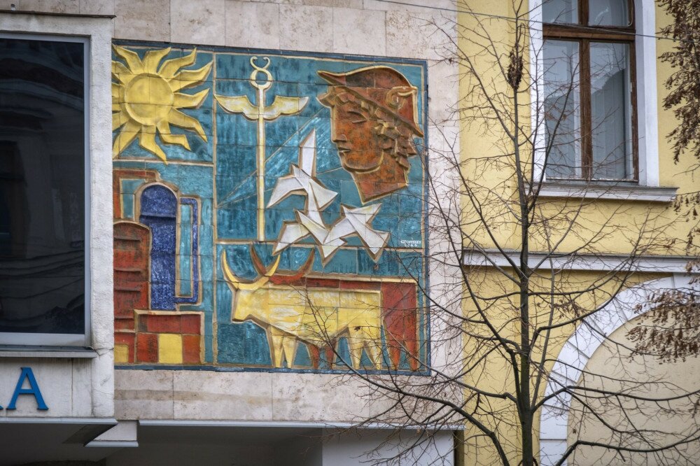 A kereskedelem szimbóluma című alkotás Debrecenben