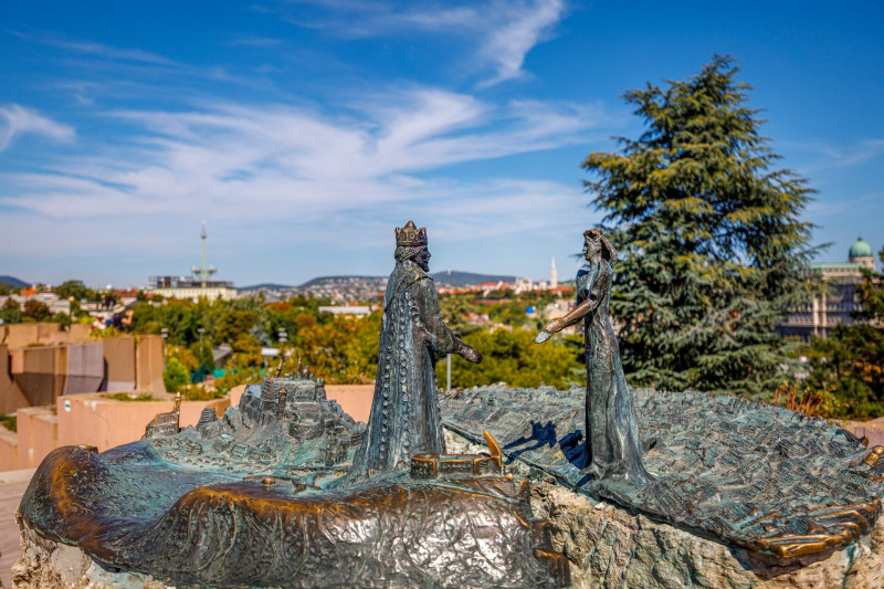 A Kilátókő-szobor a Filozófusok kertjében