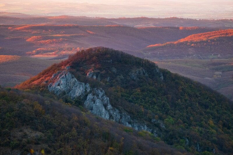 A Kisvár és a dédesi vár sziklái a Nyír-kőről