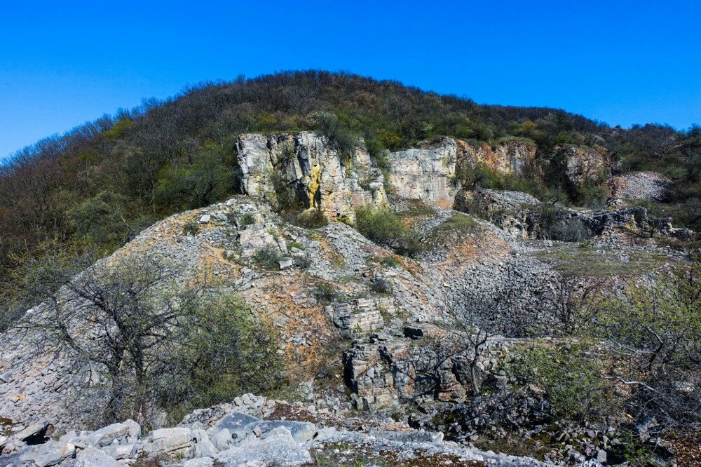 A kőfejtő sziklafala több száz méter hosszan húzódik a hegyoldalban 