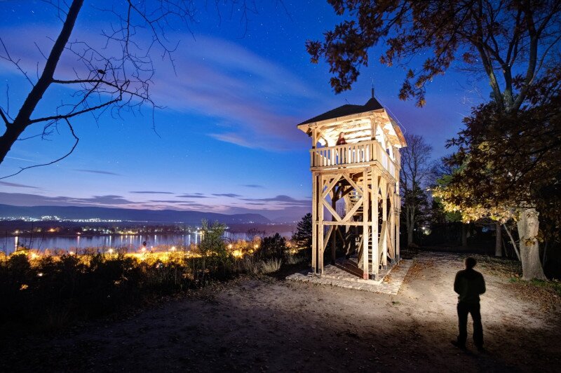  A Koós Károly-kilátó esti fényekkel