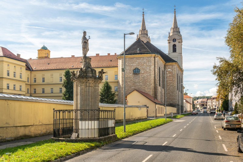 A középkori templomnak egyetlen pillére maradt meg épen, ez az út mellett látható