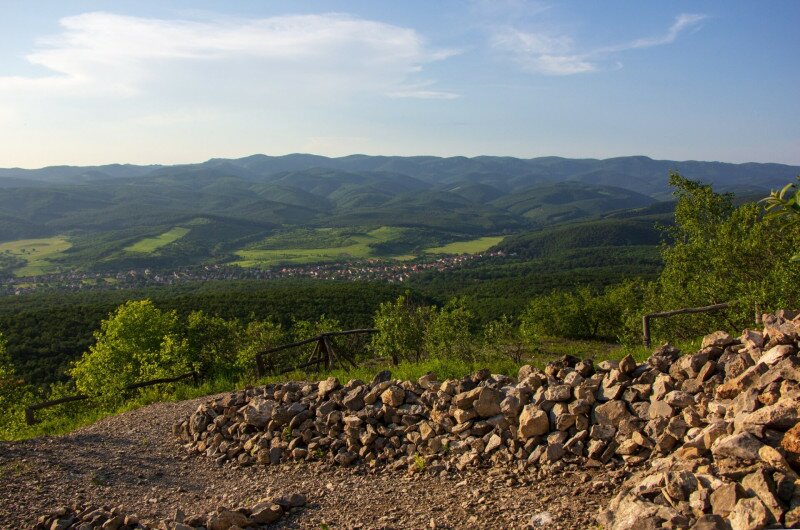 Alkony az erdők felett, rálátás Felsőtárkányra a felhagyott dolomitbányából