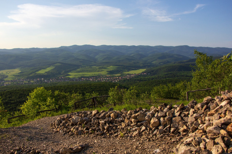 Alkony az erdők felett, rálátás Felsőtárkányra a felhagyott dolomitbányából
