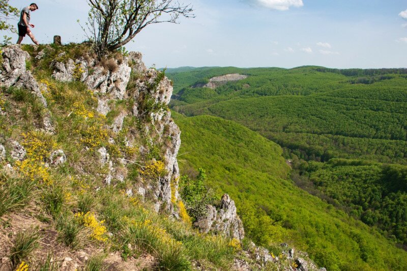 A Magos-kő szirtje végigtekint a Garadna-völgyön a Nagy-fennsík letöréséig