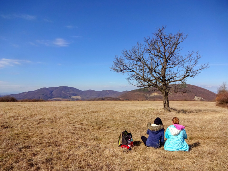 A Medves-fennsík, háttérben a Karancs, a Sátoros és a Somoskői vár FOTO Konfár Tibor