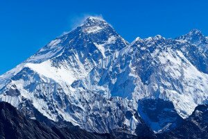 A Mount Everest közel egy méterrel „emelkedett”