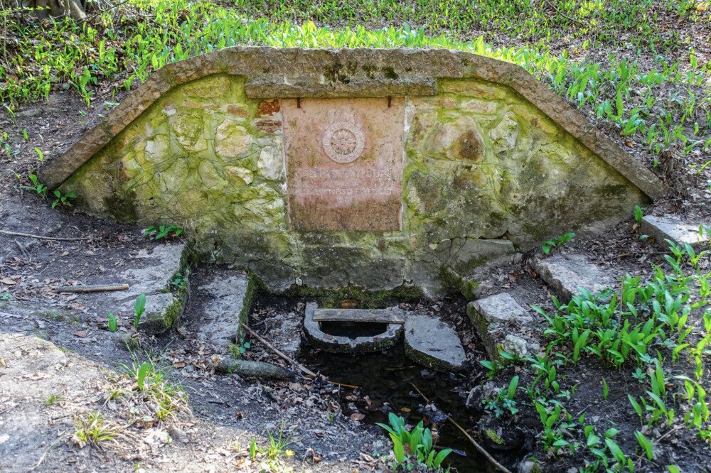 A Nagy-Pisznice alatti völgyben találjuk a Szépasszony-kutat, aminek díszes táblája is vörös mészkőből lett kifaragva