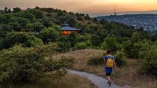A naplemente már csak a ráadás – alkonyati túra a Sas-hegyen