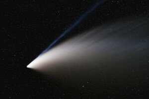 A NEOWISE-üstökös tündököl július legszebb asztrofotóján