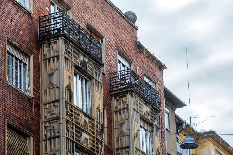 A Pannónia utca 19. szám alatti ház homlokzata erős art deco stílusjegyeket mutat, zárt erkélyeit meander- és gyémántkváderes műkő mintázat burkolja