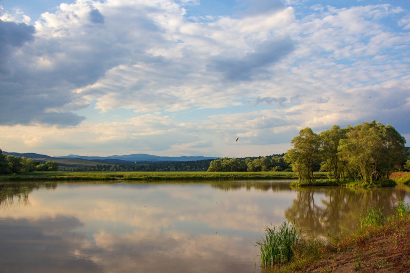 A Rakacai-víztározón a Kárpátok vonulata tükröződik