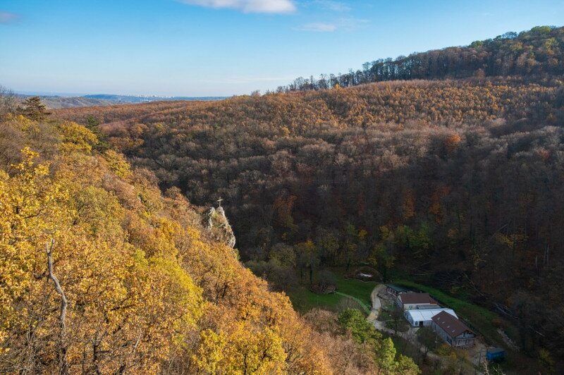 Aranyló tölgyerdőből néz a Szinva völgyére a Molnár-szikla szirtje