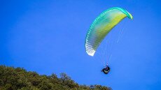 A szabálysértő siklóernyőst a földet érésig kísérte a  rendőrségi helikopter