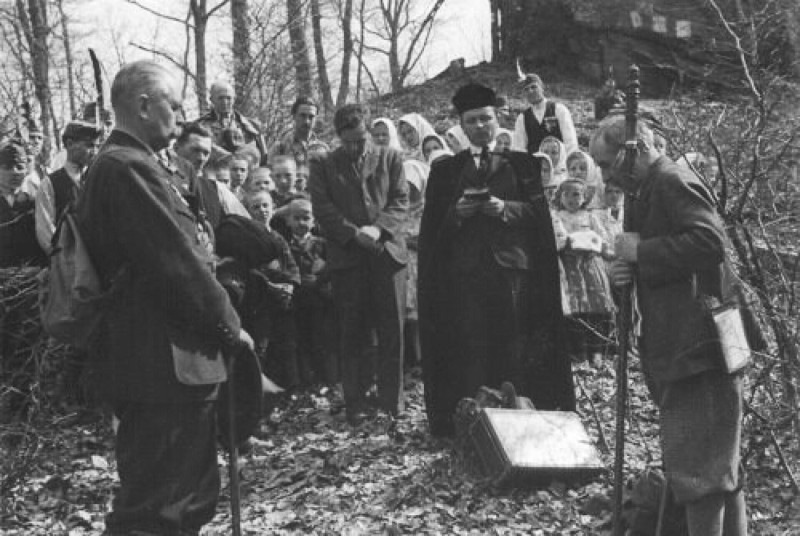 A Szent István-vándorlás vándorbotjának átadása a zempléni Tolvaj-hegyen FOTO Szűcs Gábor