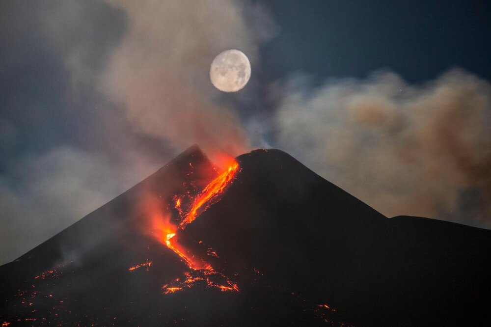 Asztrotajkep Runner Up Moon Over Mount Etna South East Crater - Dario Giannobile
