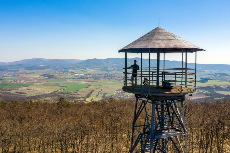 A Tepke kilátója háttérben a Mátrával
