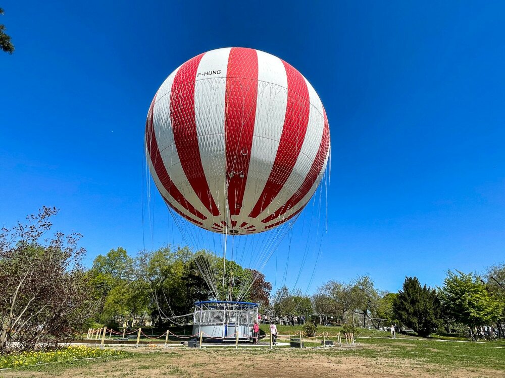 A városligeti Ballon-kilátó egy talajhoz rögzített, hélium gázzal töltött léghajó, amely gyakorlatilag egy szabadtéri liftként működik, tehát nem hagyja el le- és felszállóhelyét