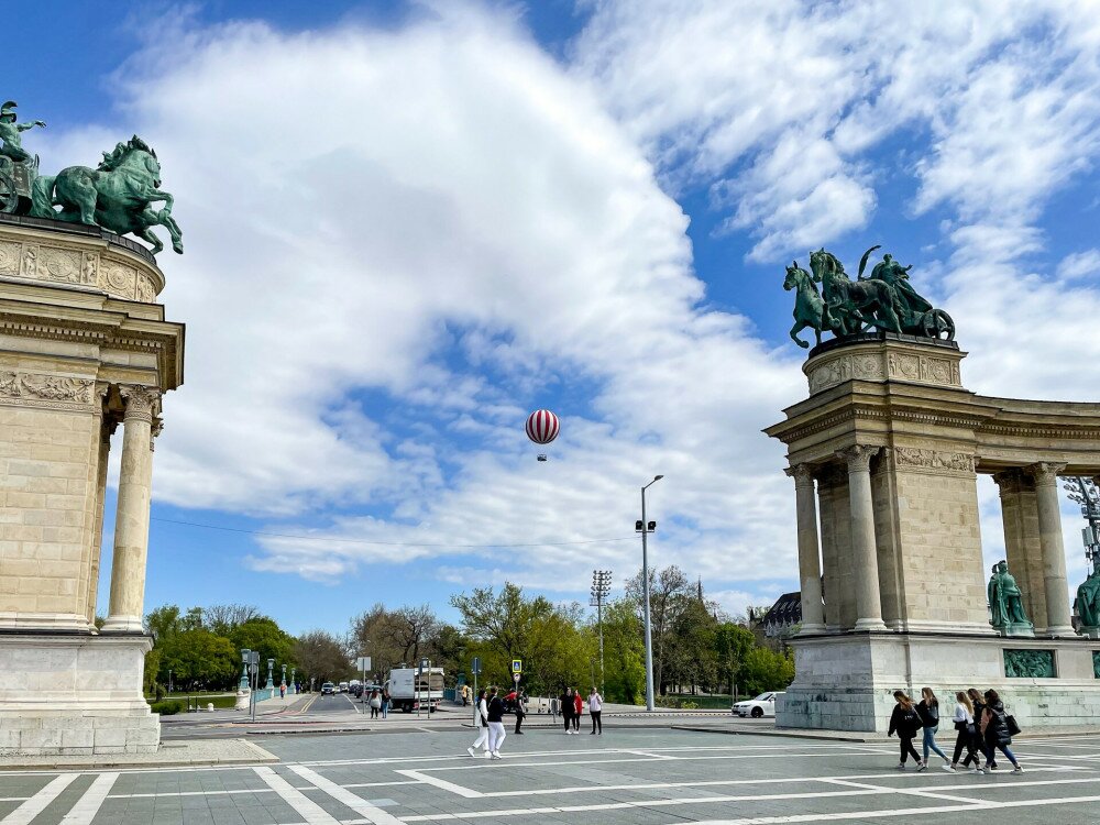 A városligeti Ballon-kilátó mintájaként a Párizsban található Ballon de Paris Generali szolgált, amely 1999-óta mind a helyiek, mind a turisták által kedvelt attrakció
