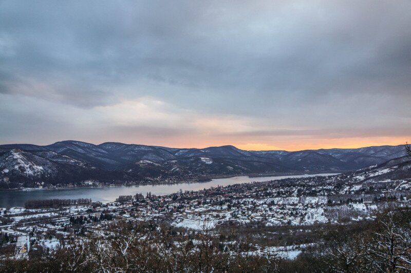 A Visegrádi-hegység hóborította hátai a Gubacsi-hálásról