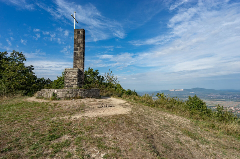A Vörös-kő panorámatisztása háttérben a Naszállyal