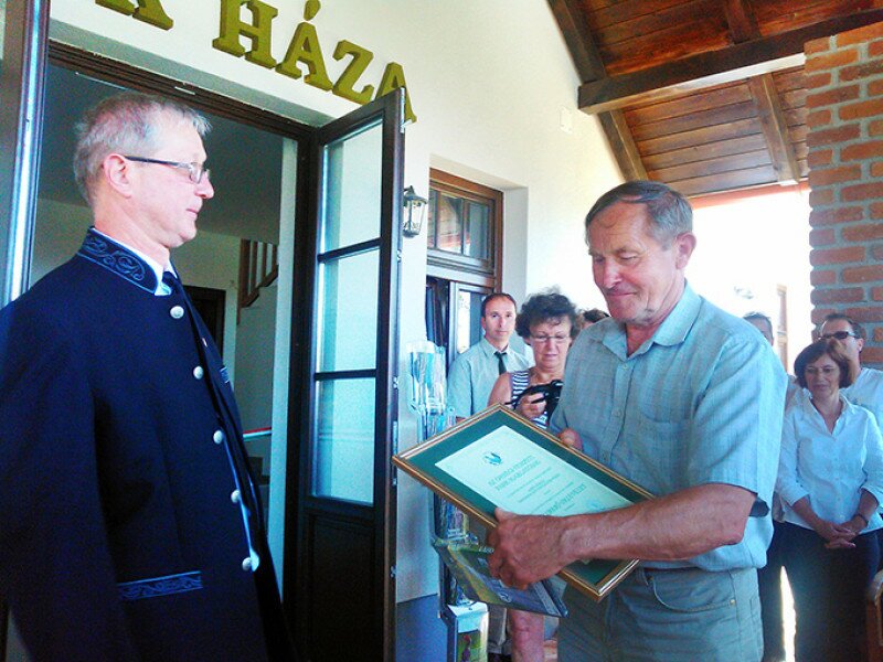 az_alapito_okiratot_es_oklevelet_papp_tibor_polgarmester_veszi_at_horvath_jenotol__az_orsegi_nemzet