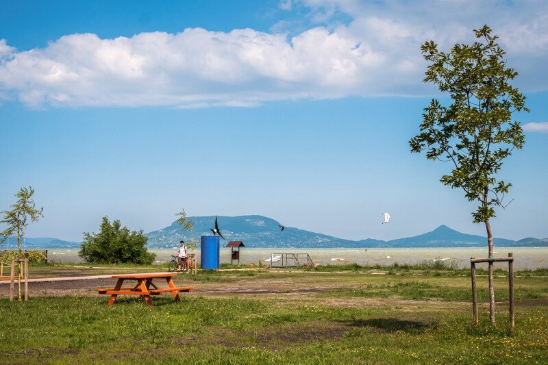 Az Árpád part Fürdő utcai szabadstrandján is átvezet a bicikliút