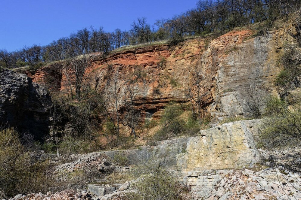 Az egykori bánya sziklafalai helyenként 20 méteresek