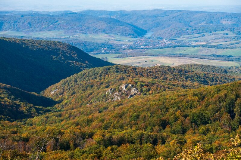Az Odvas-kő és az Upponyi-hegység a Lázbérci-víztározóval a Látó-kövek kilátópontjáról