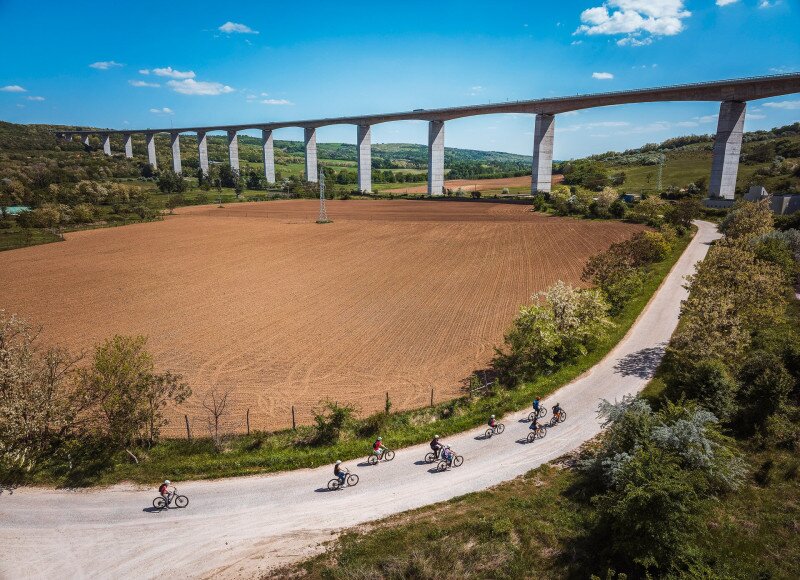Az új, 400 km-es Kalandkör a Kőröshegyi völgyhíd alá is elvezet