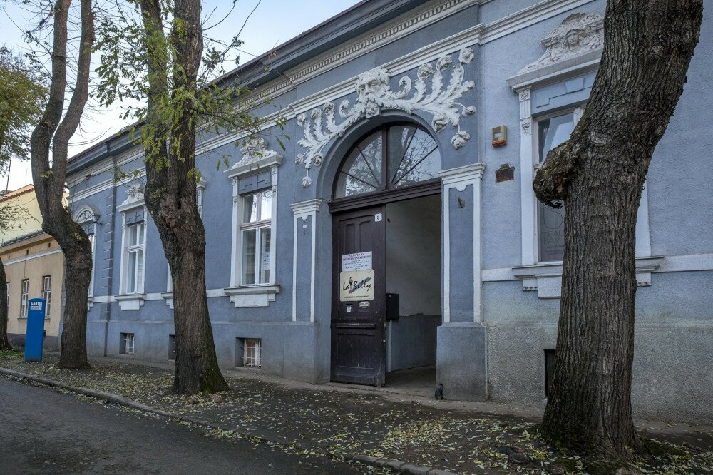 Bacchus fejszobrával díszített régi cívis ház az Egymalom utcában, Debrecenben