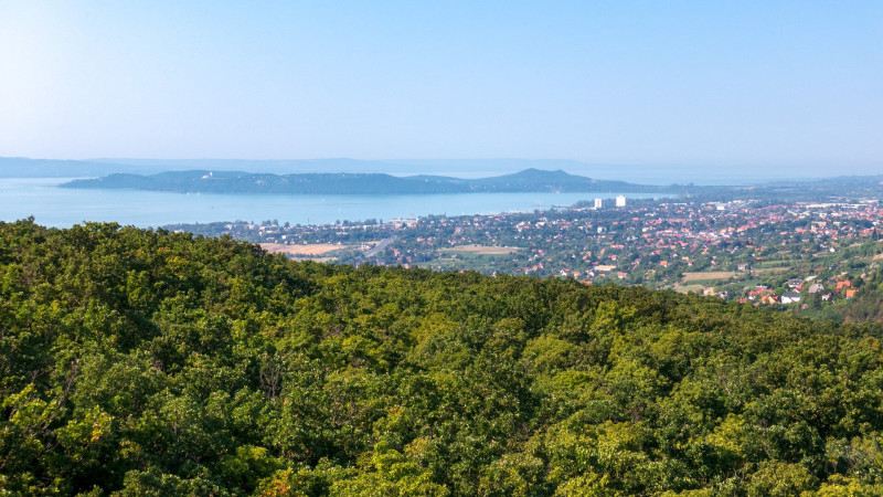 Balatonfüred és a Tihanyi-félsziget a csopaki Csákány-hegyen álló Endrődi Sándor-kilátóból