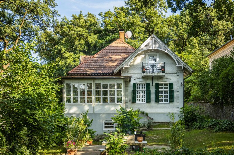 Bélatelep alapítójának, dr. Szaplonczay Manónak a háza, amely ma is az egyik legszebb villa
