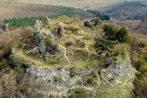 Bujáki vár: a rom, amelyet apránként visszafoglal a természet