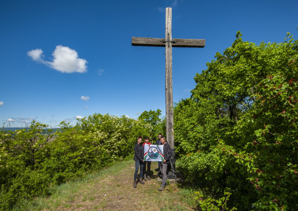 Családi csúcsfotó a 347 m „magas” Őr-hegyen