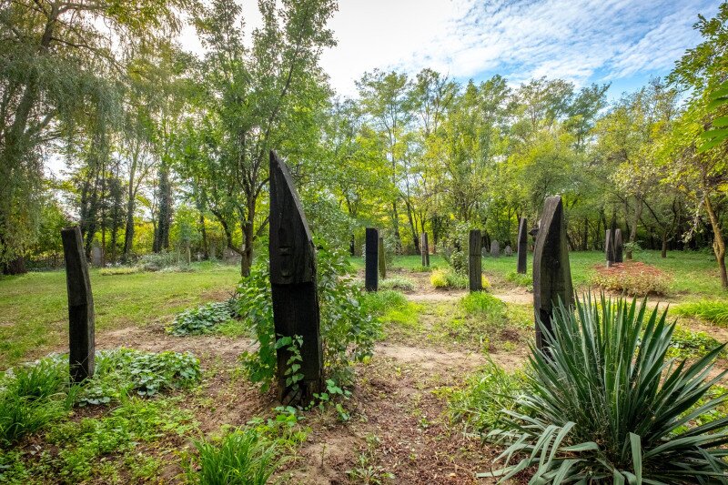 Csónak alakú fejfák a Sóstói Múzeumfaluban